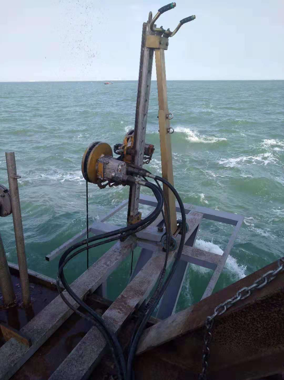 我公司负责施工的原渤西油气处理厂登陆管道与高沙岭港区10万吨级航道一期工程及防波堤一期工程交叉影响区域部分海底管道回收工程项目进展顺利 我公司负责施工的原渤西油气处理厂登陆管道与高沙岭港区10万吨级航道一期工程及防波堤一期工程交叉影响区域部分海底管道回收工程项目进展顺利