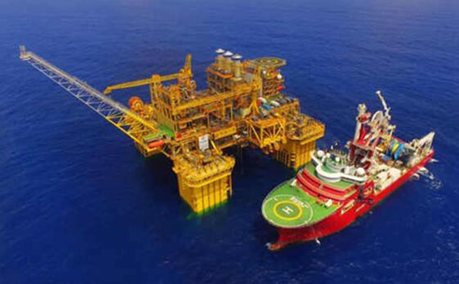 “深海一号”能源站主脐带缆铺设完成 “深海一号”能源站主脐带缆铺设完成