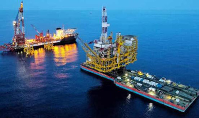 我国自主设计建造最大海上原油生产平台安装完成 我国自主设计建造最大海上原油生产平台安装完成