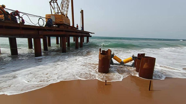 尼日尔-贝宁原油外输管线项目海上终端工程-近岸段海底管线均已顺利拖拉就位 尼日尔-贝宁原油外输管线项目海上终端工程-近岸段海底管线均已顺利拖拉就位