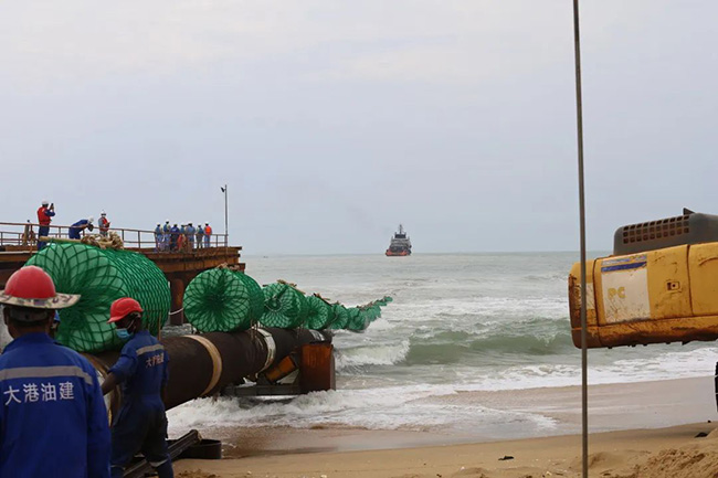 尼日尔-贝宁原油外输管线项目海上终端工程-近岸段海底管线均已顺利拖拉就位 尼日尔-贝宁原油外输管线项目海上终端工程-近岸段海底管线均已顺利拖拉就位