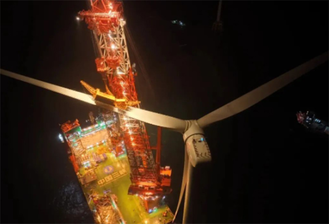 国内首台!“白鹤滩”号完成13MW海上风机吊装 国内首台!“白鹤滩”号完成13MW海上风机吊装