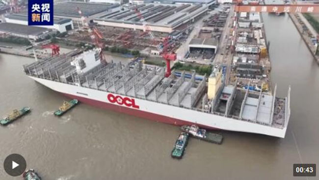 399.99米长!全球最大集装箱船完成出坞 399.99米长!全球最大集装箱船完成出坞