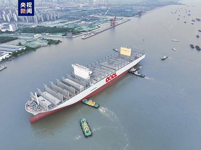 399.99米长!全球最大集装箱船完成出坞 399.99米长!全球最大集装箱船完成出坞