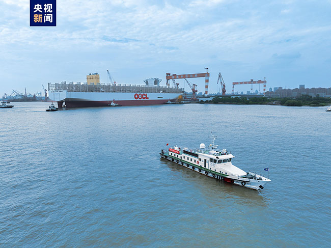 399.99米长!全球最大集装箱船完成出坞 399.99米长!全球最大集装箱船完成出坞