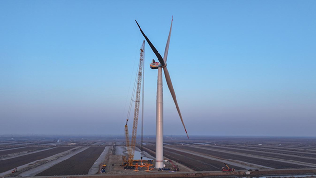 中国中车“启航号”20MW漂浮式海上风电机组成功吊装 中国中车“启航号”20MW漂浮式海上风电机组成功吊装