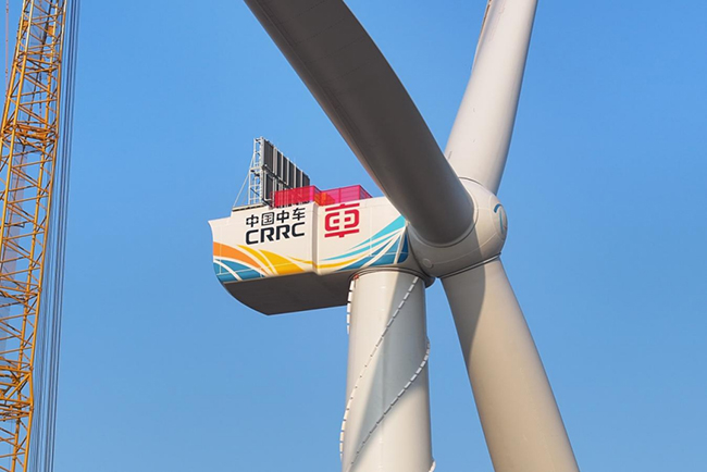 中国中车“启航号”20MW漂浮式海上风电机组成功吊装 中国中车“启航号”20MW漂浮式海上风电机组成功吊装