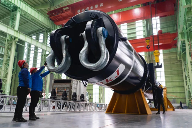 重大突破!全球最大单作用液压打桩锤下线 重大突破!全球最大单作用液压打桩锤下线