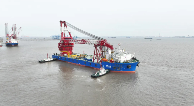 3600T自航式全回转起重船“电建志高”启航 3600T自航式全回转起重船“电建志高”启航