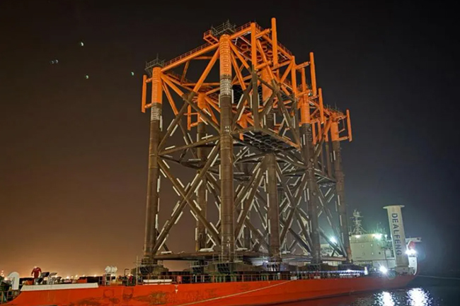 天津智能制造基地最大导管架完成装船作业 天津智能制造基地最大导管架完成装船作业
