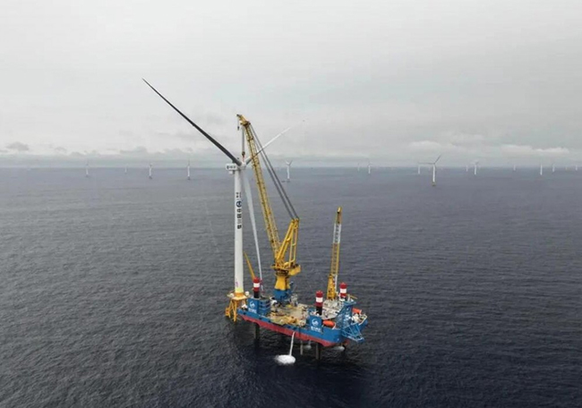 全球首个应用±500kV柔性直流输电技术海上风电项目实现首台风机吊装 全球首个应用±500kV柔性直流输电技术海上风电项目实现首台风机吊装